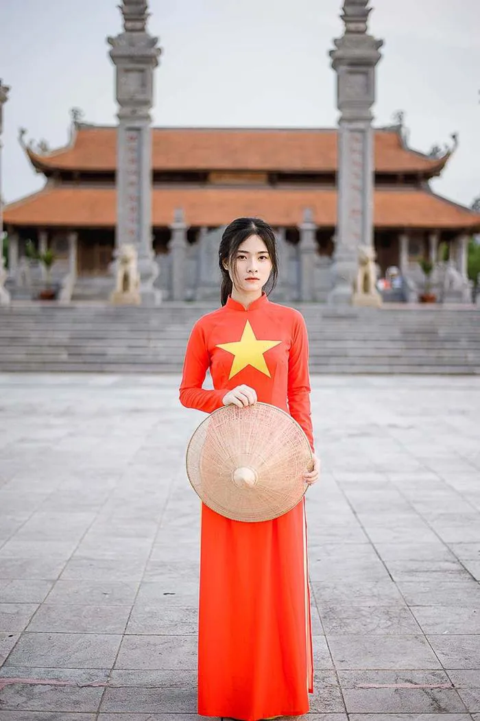 Nữ sinh 2K đẹp dịu dàng trong tà áo dài cờ đỏ sao vàng | Báo Dân trí