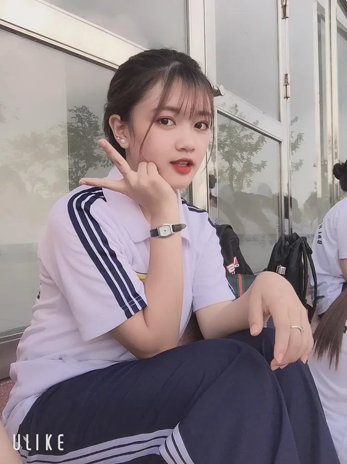 Tranh thủ nghỉ giải lao, nữ sinh 10X có ngay ảnh xinh mặt mộc trong đồng phục thể dục - Netizen - Việt Giải Trí