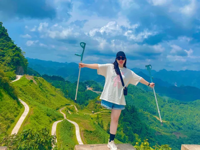Cô gái một chân xinh đẹp tự leo núi khiến ngàn người bắn tim