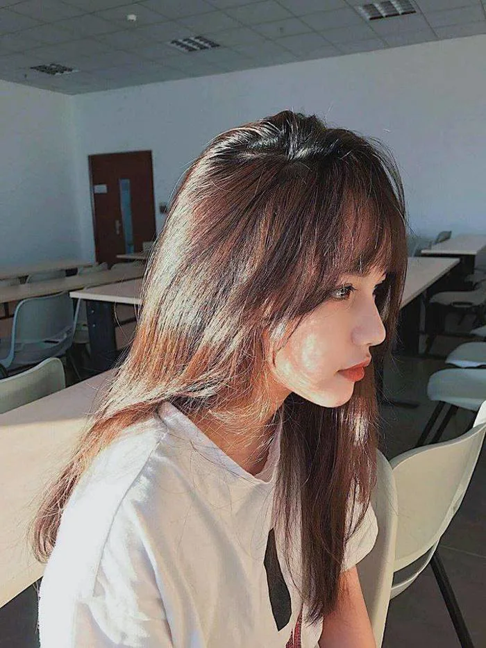 Góc nghiêng của hot girl đình đám và gái xinh trên Facebook: Ai đẹp hơn?
