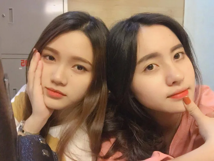 Bức hình 2 cô nàng 