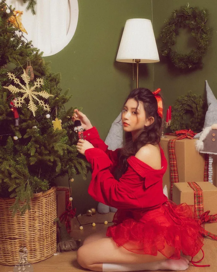 Hội gái xinh đọ sắc trên đường đua hoá thân thành “bà già Noel”, ai có đôi  có cặp thì tranh thủ khoe quà