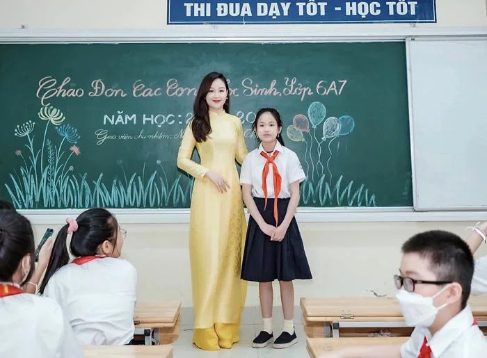 Cô giáo ở Hà Nội bất ngờ nổi tiếng sau lễ khai giảng vì xinh như hot girl | Báo Dân trí