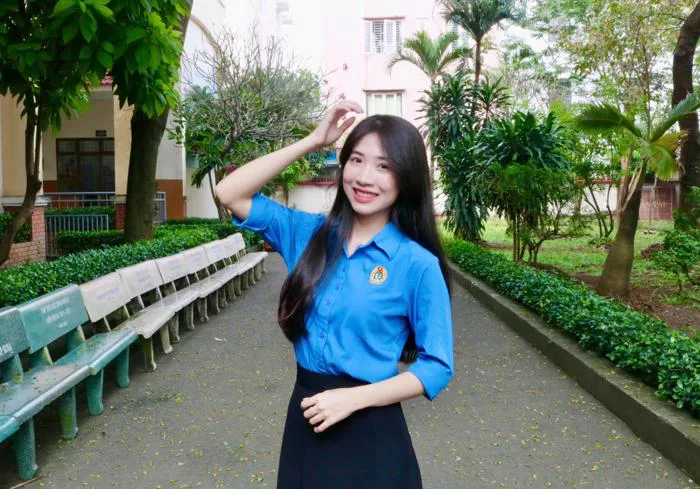 Cô giáo xinh đẹp lan tỏa năng lượng tích cực trong lớp học và trên mạng