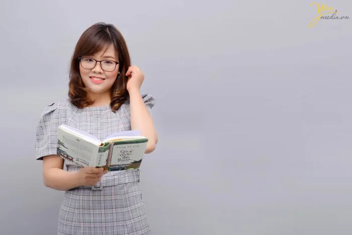 Chụp ảnh chân dung nghề nghiệp giáo viên cho cô giáo Mai Phương dạy Vă