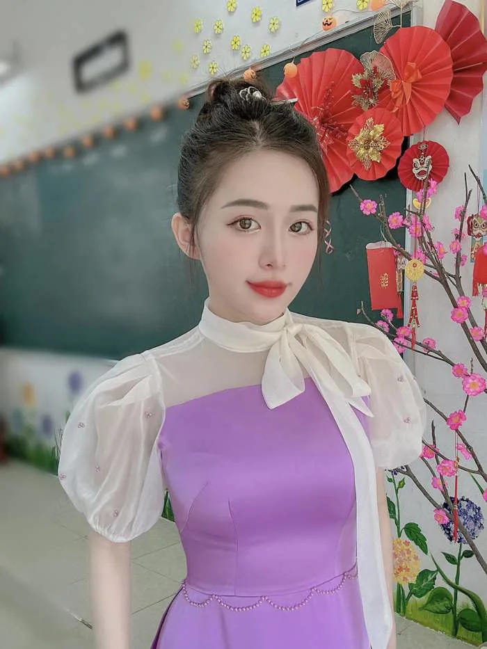 Cô giáo GenZ tự thiết kế áo dài, xúng xính đến lớp mỗi ngày