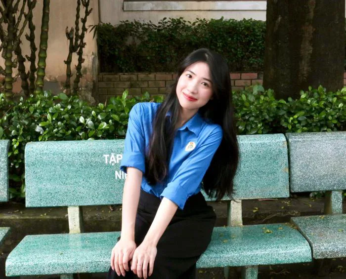 Cô giáo xinh đẹp lan tỏa năng lượng tích cực trong lớp học và trên mạng