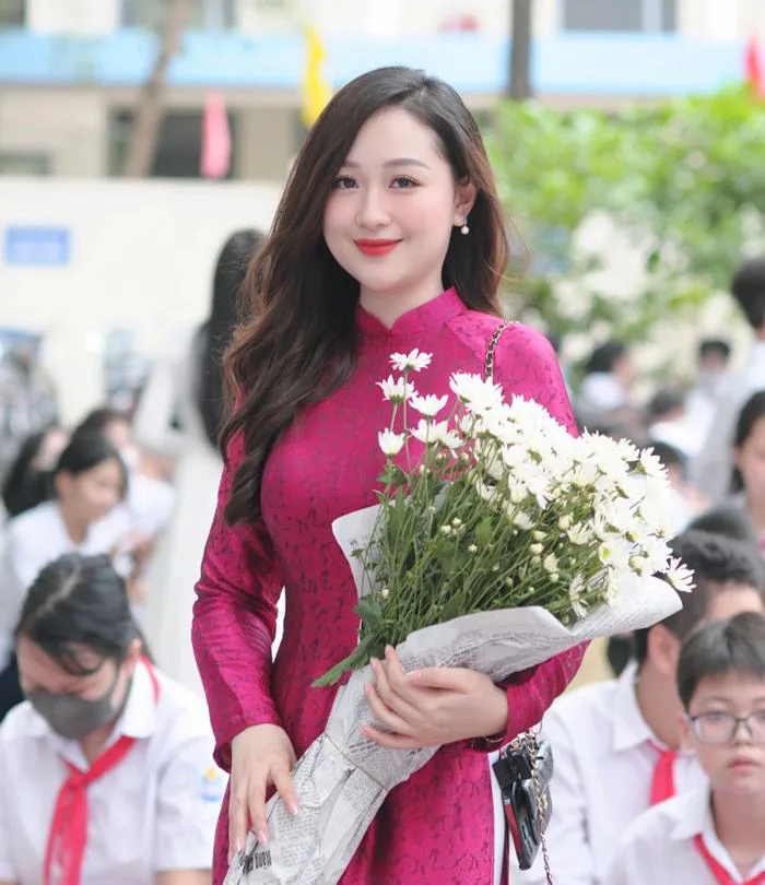Cô giáo ở Hà Nội bất ngờ nổi tiếng sau lễ khai giảng vì xinh như hot girl | Báo Dân trí