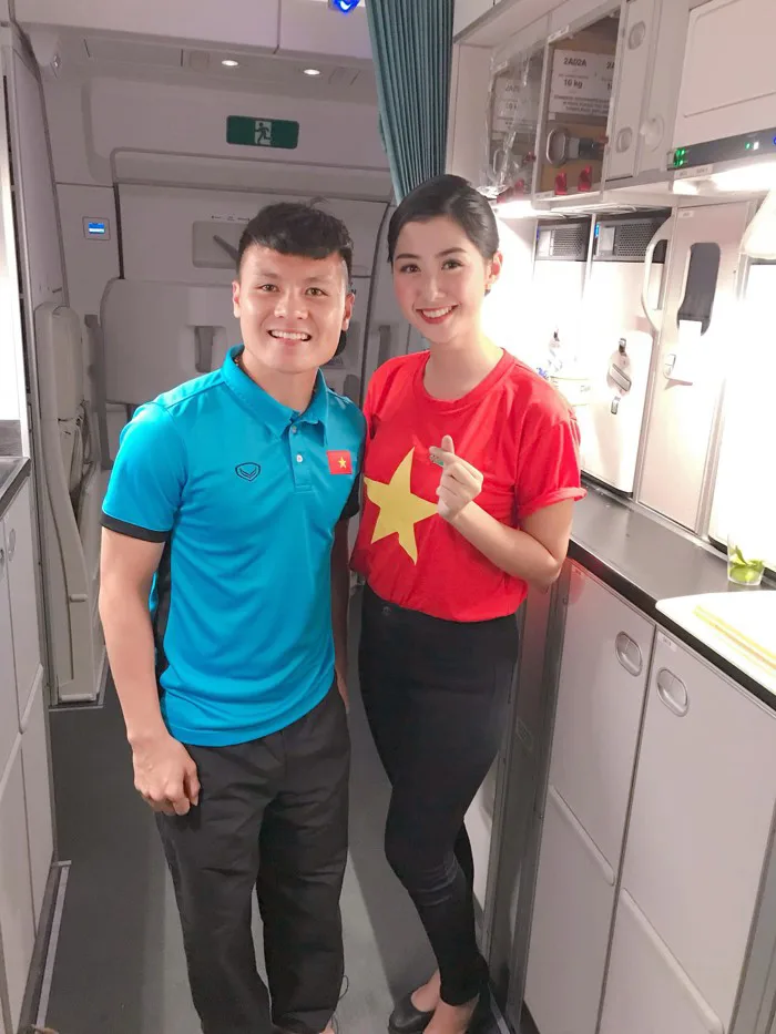Nữ tiếp viên hàng không xinh đẹp gây 