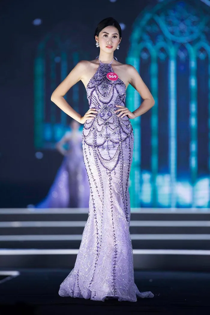 Nữ tiếp viên hàng không xinh đẹp gây 