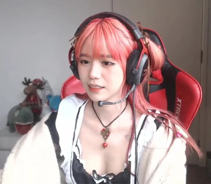 Mặc đồ hầu gái lên sóng, nữ streamer bị fan chấn chỉnh, ảnh đời thường mặc mỏng tang hút bộn like