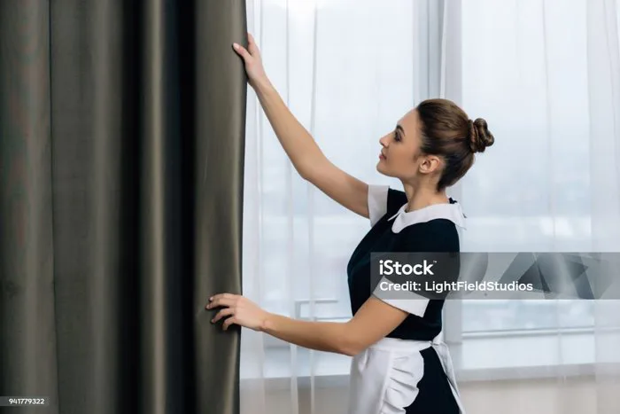 Cô Hầu Gái Trẻ Xinh Đẹp Trong Đồng Phục Đóng Rèm Cửa Hình ảnh Sẵn có - Tải xuống Hình ảnh Ngay bây giờ - iStock