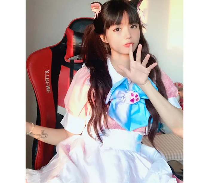 Mặc đồ hầu gái lên sóng, nữ streamer bị fan chấn chỉnh, ảnh đời thường mặc mỏng tang hút bộn like