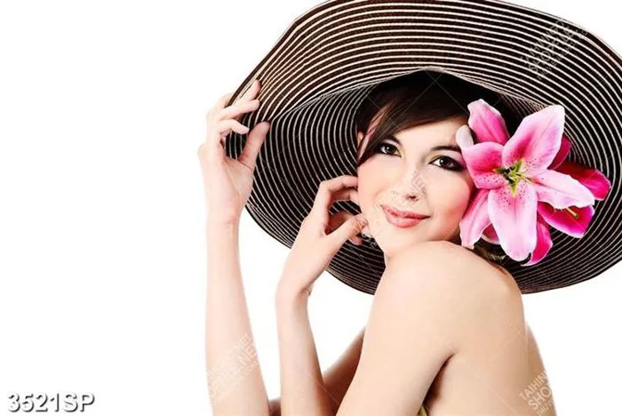 Tranh cô gái cài hoa ly đỏ trên mái tóc