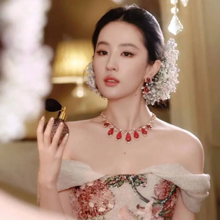 Trào lưu hoa cài tóc của Triệu Lệ Dĩnh và Lưu Diệc Phi | ELLE