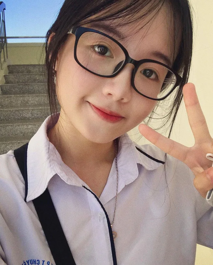 Girl xinh trường Ngoại thương gây thương nhớ khi đi học quân sự từng là HSG quốc gia môn tiếng Pháp