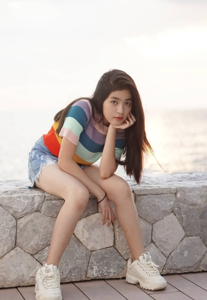 Ảnh chụp vội gái xinh ngồi rửa bát được share khắp Instagram, dân tình tìm kếm thì phát hiện info 