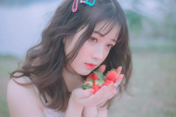 Hot girl kẹo ngọt” xinh đẹp hút hồn, mê đọc sách | Báo Dân trí