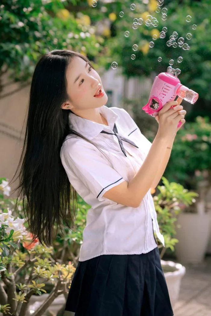 99+ Cách tạo dáng chụp kỷ yếu xinh xắn, điển trai cho học sinh