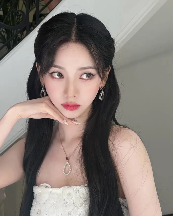 Nữ thần tượng Kpop Karina với vẻ đẹp vô thực tựa AI
