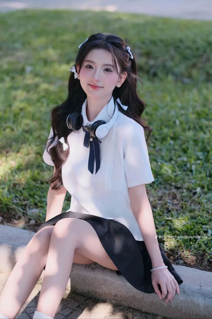 99+ Cách tạo dáng chụp kỷ yếu xinh xắn, điển trai cho học sinh