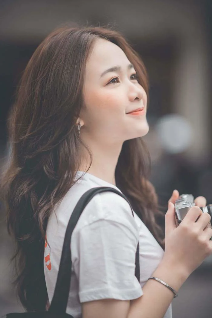 Diện áo dài trắng chụp ảnh kỷ yếu xinh như thiên thần, cô gái này hot nhất  hôm nay!