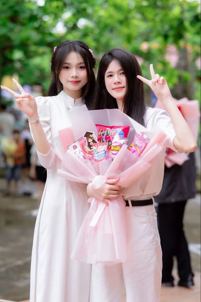 Chụp ảnh kỷ yếu cùng con – Con đi đường dài, nhà luôn kề vai. - Trạm Thanh  Xuân