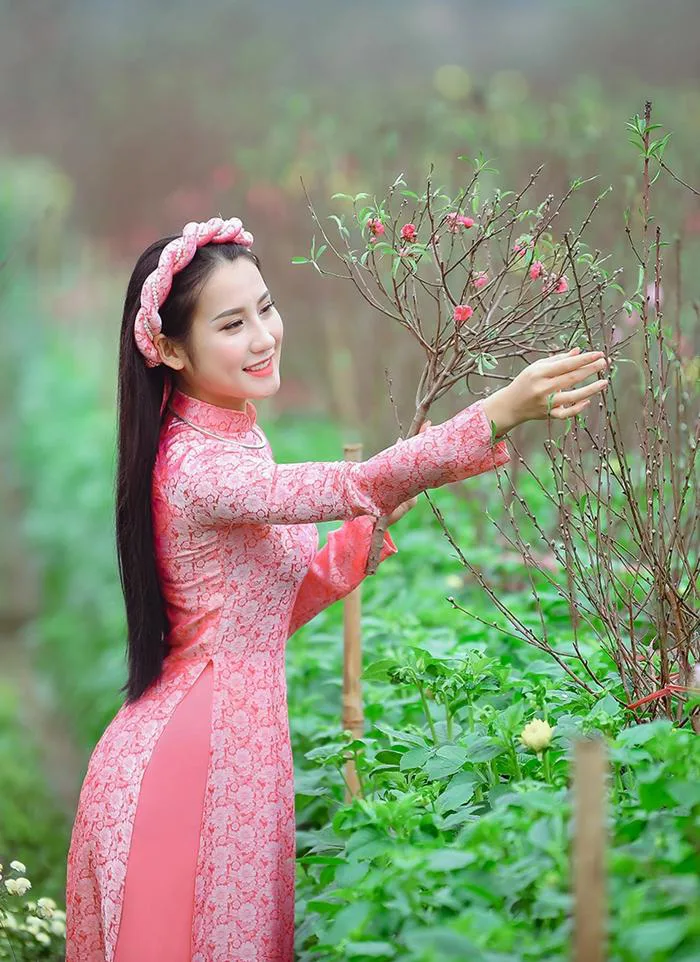 Rộn rịp thiếu nữ xinh đẹp chụp ảnh vườn đào đón Tết | Báo Dân trí