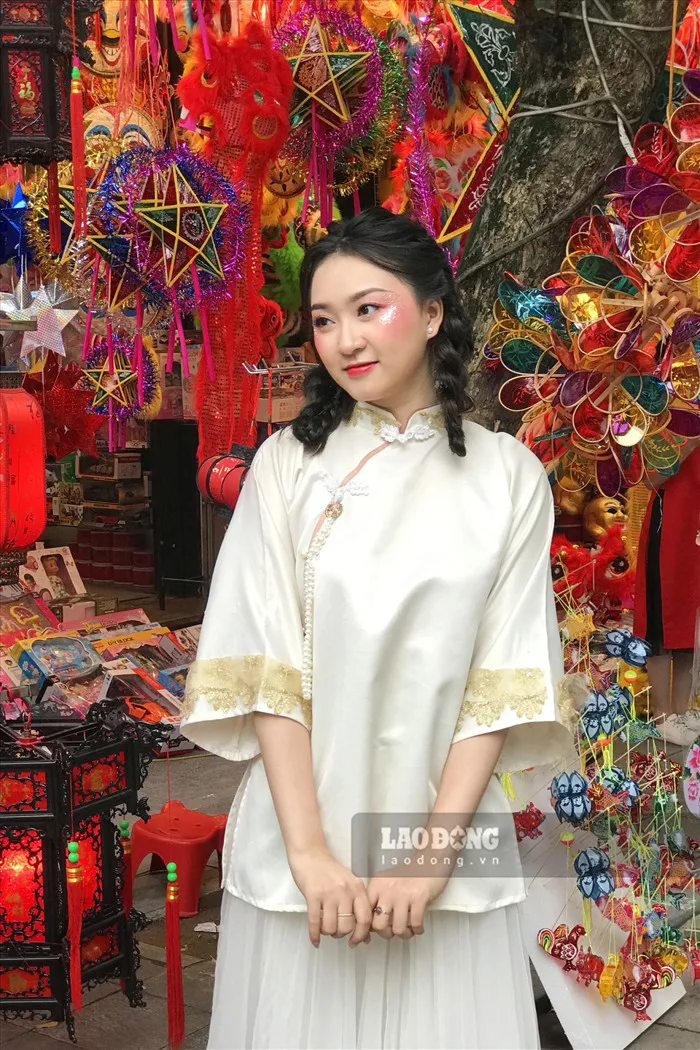 Ngắm những cô gái xinh xắn trên phố Hàng Mã trước Tết Trung thu