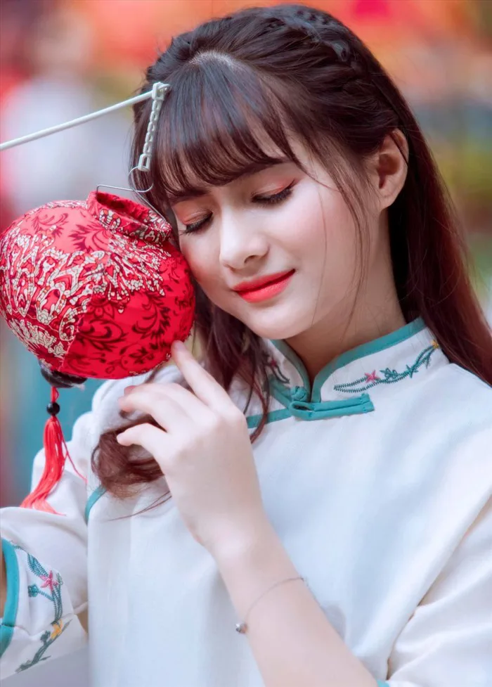 Ngắm những cô gái xinh xắn trên phố Hàng Mã trước Tết Trung thu