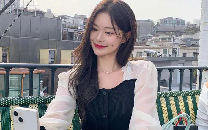 Hot girl má lúm đồng tiền mê diện chiếc áo đàn ông, phối 1001 kiểu gì cũng  đẹp và ngọt ngào