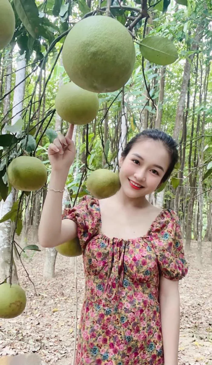 Cô giáo mầm non chụp ảnh với trẻ nhận được 