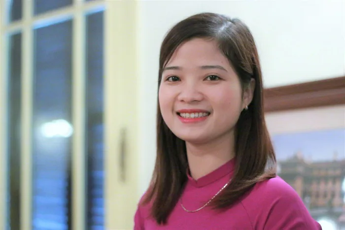 Cô giáo mầm non xinh đẹp không ngại trực điện thoại phụ huynh dù tối muộn