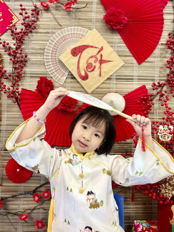 Những hình ảnh dễ thương, đáng yêu của các bé trường mầm non Thanh Trì chụp  tại background của lớp