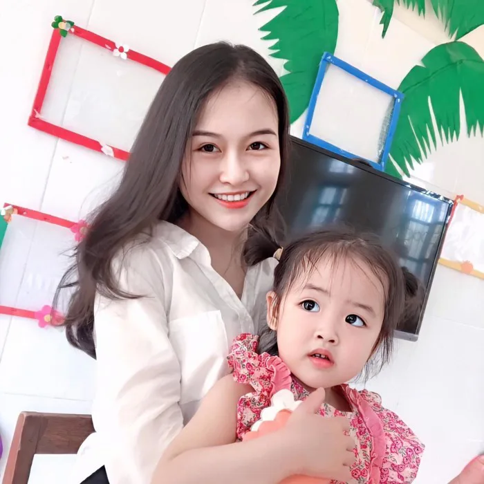 Cô giáo mầm non chụp ảnh với trẻ nhận được 