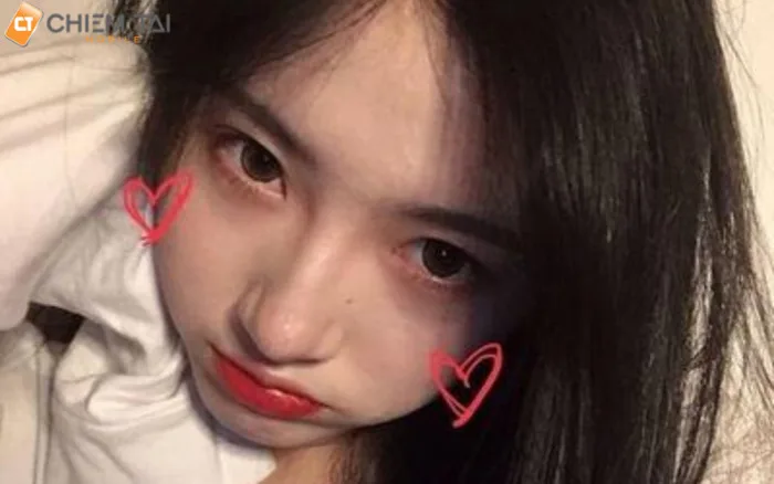 Cách selfie đẹp cho nữ mặt tròn giúp gương mặt THON GỌN