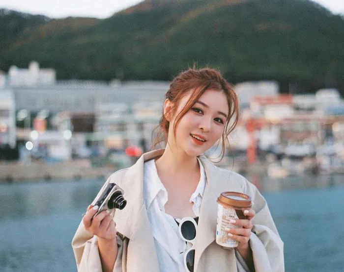 Hot girl nhóm hài 'tỉ view' đầu năm khoe nhan sắc nhầm nữ sinh