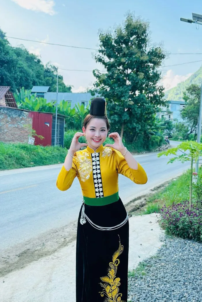 Chỉ với màn hướng dẫn đội mũ bảo hiểm, cô gái xinh đẹp thu về 1,5 triệu  view: Dân mạng ngỡ ngàng vì lý do bất ngờ này!