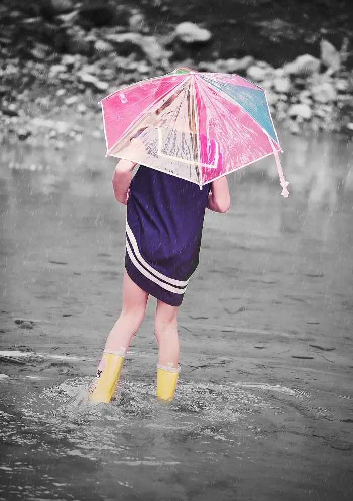 hình ảnh : Nước, thiên nhiên, người, đen và trắng, con gái, mưa, ướt, Chân  dung, Mùa xuân, Đỏ, ô, màu, Thời tiết, đứa trẻ, Nhân loại, Quần áo, Hồng,  ảnh chụp,