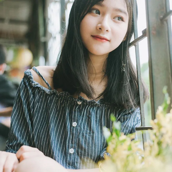 Chỉ nhờ một bộ hình ngẫu hứng trong quán cafe trú mưa, 10X xinh xắn đã được  nghìn chàng trai xin info