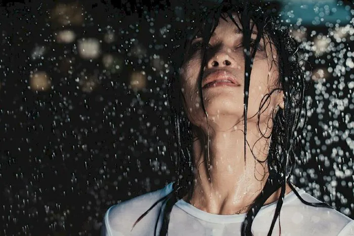 Top 101 hình ảnh cô gái buồn trong mưa đẹp, xinh nhất