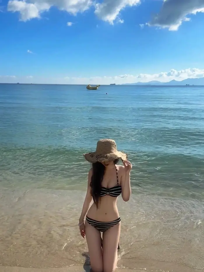 Ảnh gái xinh mặc bikini ngắn quyến rũ cuốn hút năm 2026