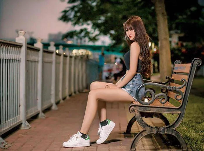 Ảnh nữ sinh xinh đẹp ngồi uống nước cũng... hút 50.000 