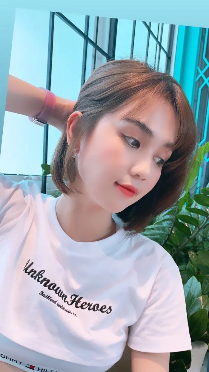 Chán cởi đồ khoe thân, Ngọc Trinh quay về hình ảnh thiếu nữ ngây thơ với  mái tóc ngắn xinh như búp bê