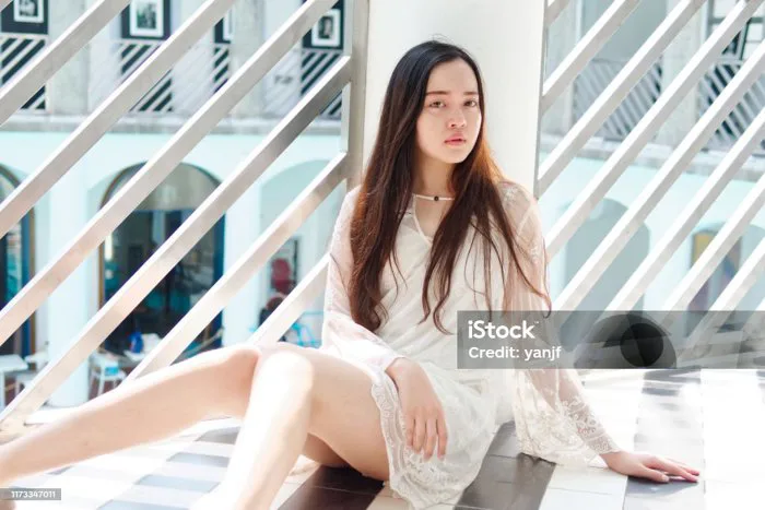 Cô Gái Trung Quốc Xinh Đẹp Trong Chiếc Váy Ren Trắng Ngồi Trên Sàn Nhà  Trong Những Ngày Nắng Chân Dung Của Cô Gái Trẻ Lãng Mạn Nhìn Vào Máy Ảnh Với