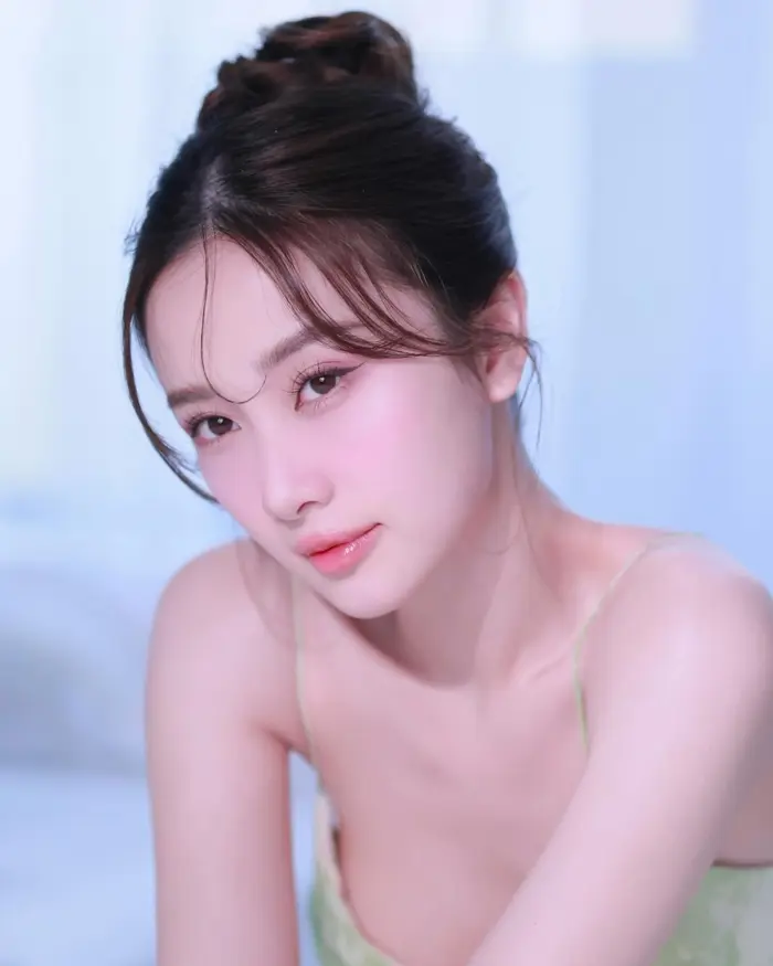 Hình ảnh gái đẹp trên mạng nổi bật với thần thái cuốn hút