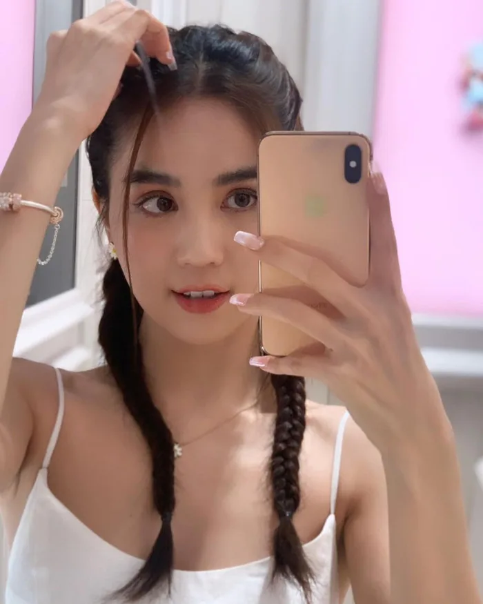Ngọc Trinh nhí nhảnh hết nấc, thắt bím hai bên đeo phụ kiện đáng yêu -  Saostar.vn