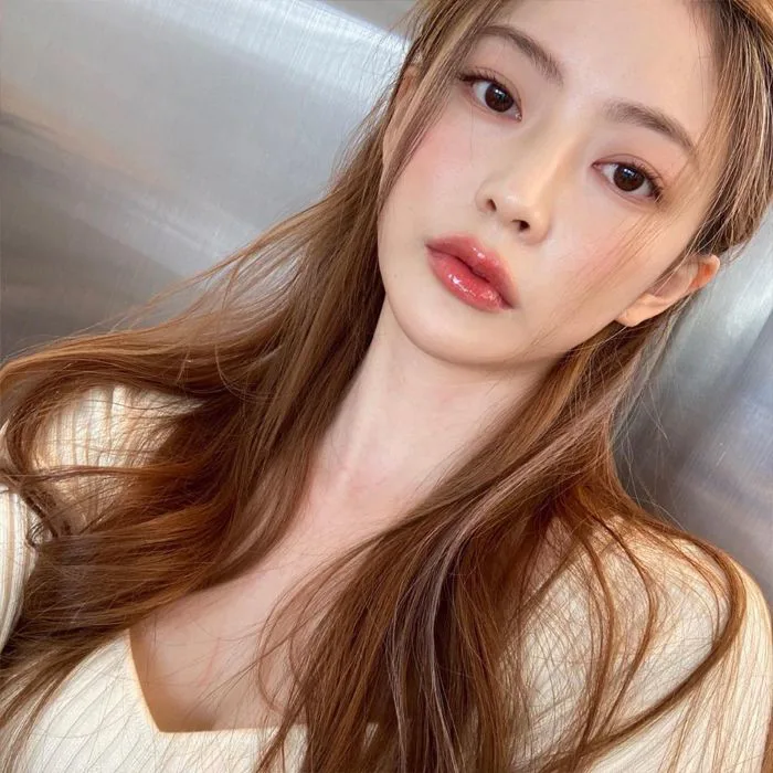 Học gái Hàn nhuộm tóc màu caramel không cần tẩy để makeup đơn giản vẫn xinh,  diện đồ là 