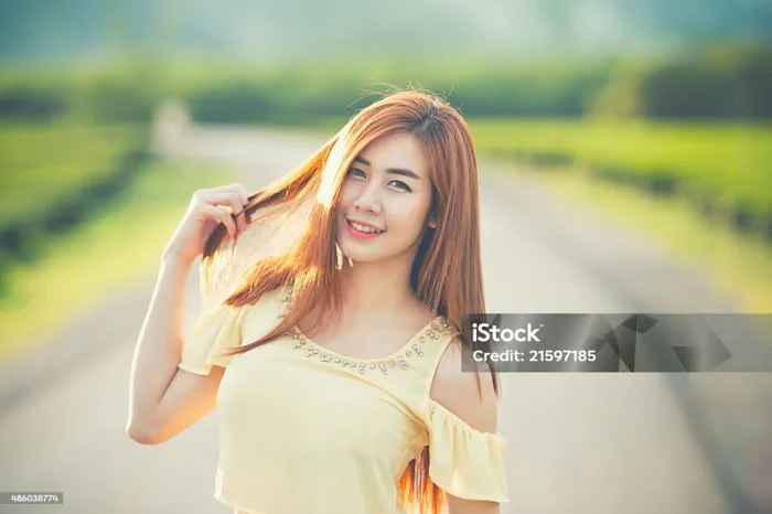 Chân Dung Nụ Cười Thái Lan Cô Gái Xinh Đẹp Trong Ánh Mặt Trời Trên Đường Hình ảnh Sẵn có - Tải xuống Hình ảnh Ngay bây giờ - iStock