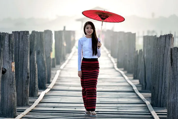 Hình ảnh miễn phí: cô gái đẹp Châu á, mưa, ô màu đỏ